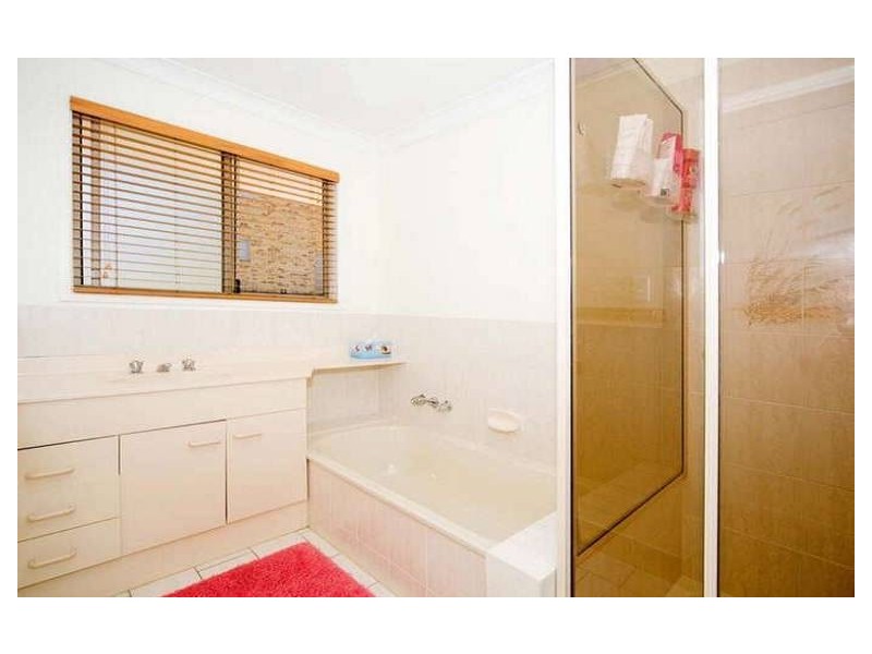 8 Selangor, Carina QLD 4152