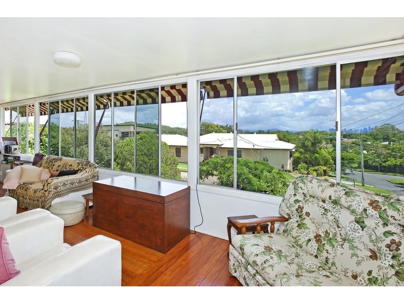 9 Spa Street, Holland Park West QLD 4121