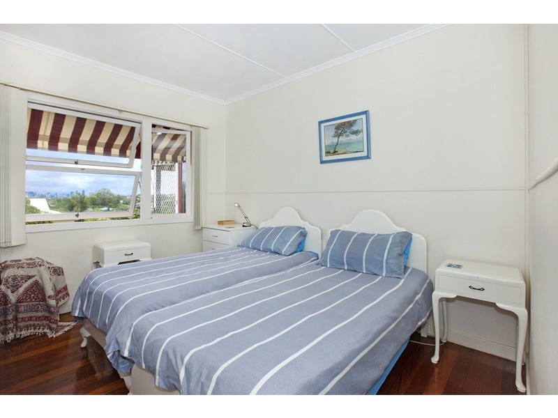 9 Spa Street, Holland Park West QLD 4121