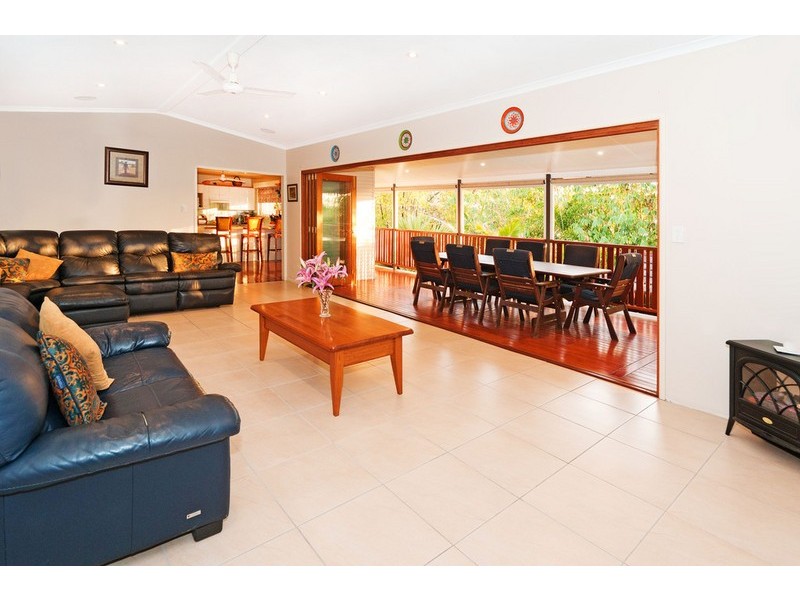 49 Waratah Avenue, Holland Park West QLD 4121