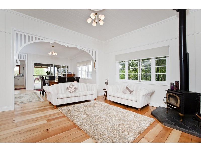 27 Ashton Street, Camp Hill QLD 4152