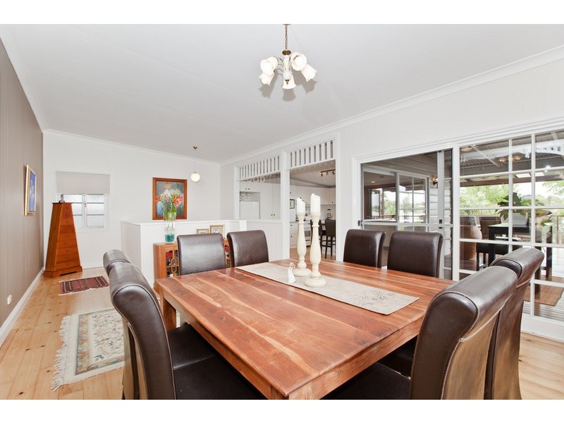 27 Ashton Street, Camp Hill QLD 4152