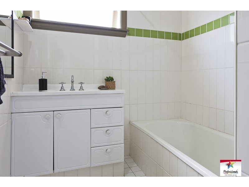 83 Holland Road, Holland Park QLD 4121