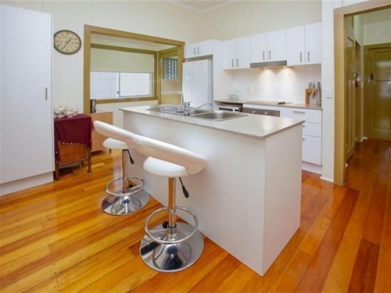 8 WALTER, Holland Park West QLD 4121