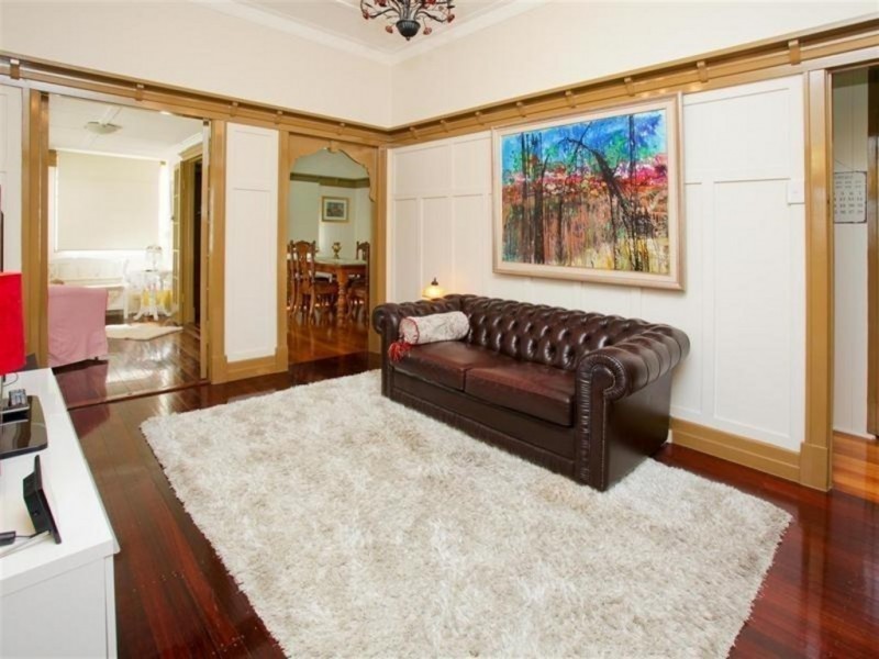 8 WALTER, Holland Park West QLD 4121