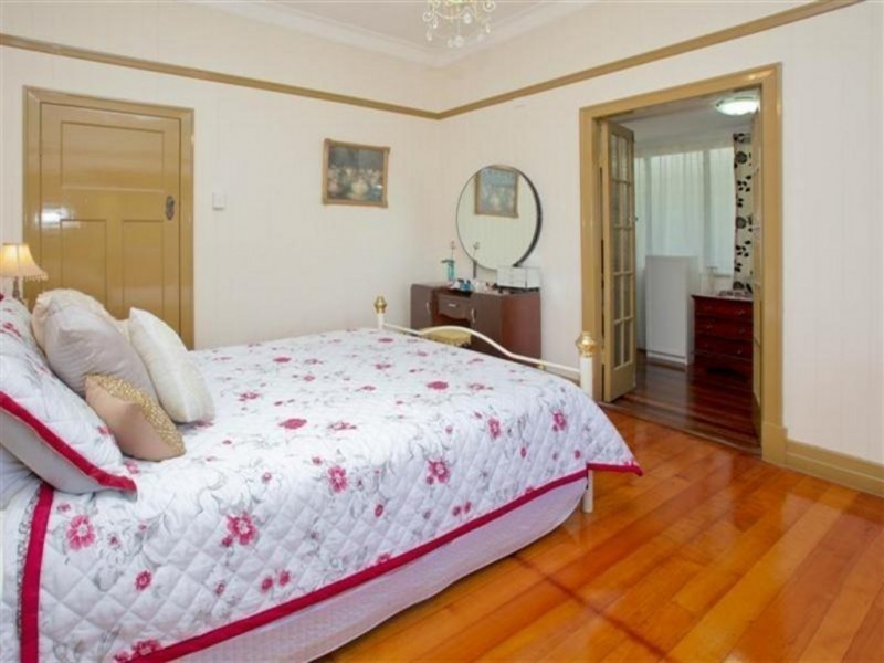 8 WALTER, Holland Park West QLD 4121