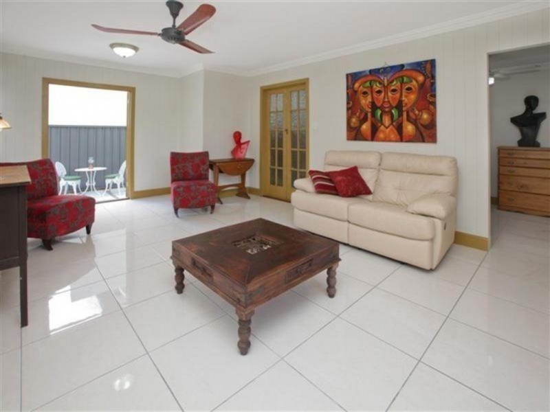 8 WALTER, Holland Park West QLD 4121