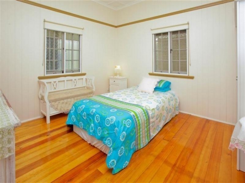 8 WALTER, Holland Park West QLD 4121