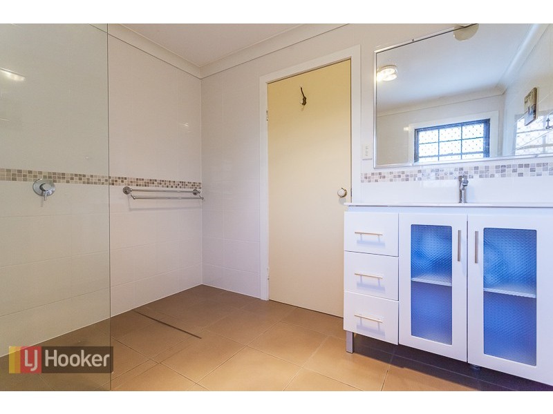 727 CAVENDISH RD, Holland Park QLD 4121