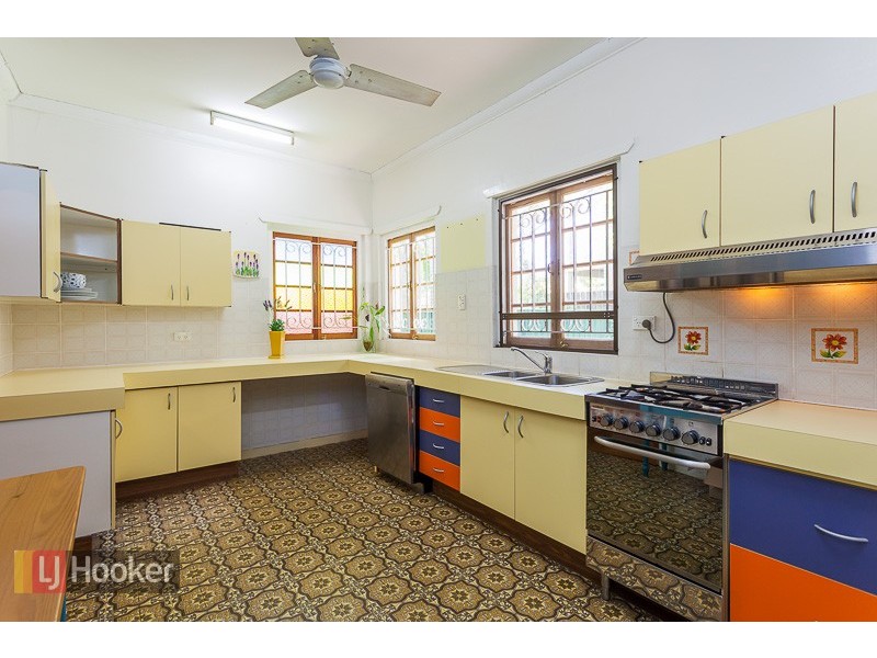 727 CAVENDISH RD, Holland Park QLD 4121