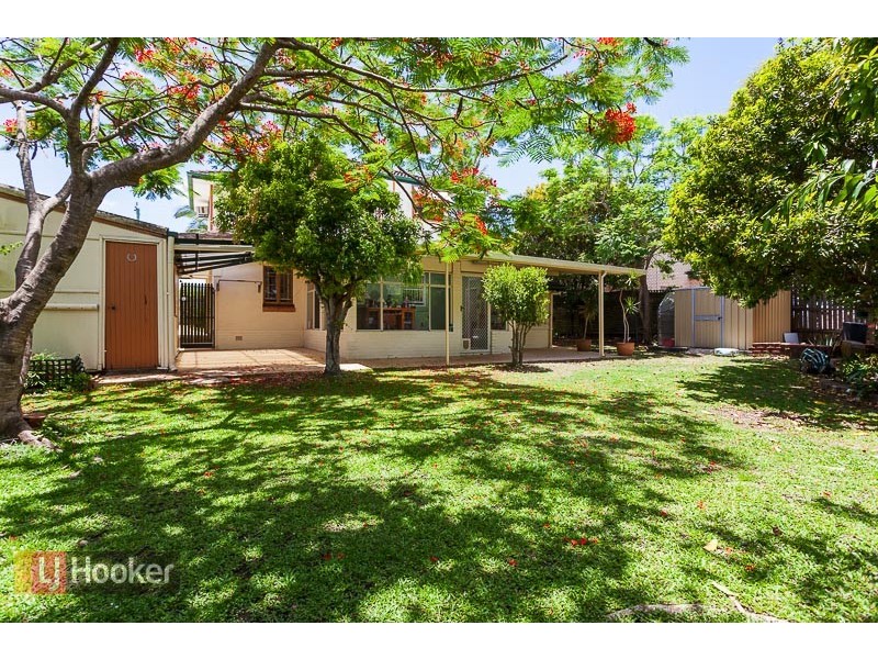 727 CAVENDISH RD, Holland Park QLD 4121