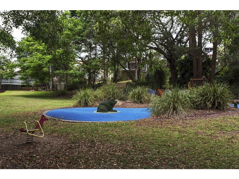 52 Oxley Dr, Holland Park QLD 4121