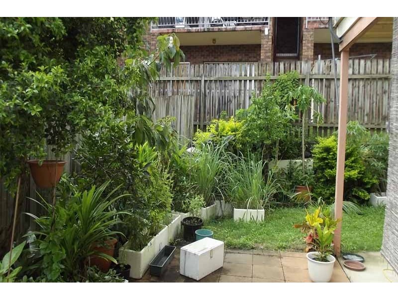 UNIT 4 / 10 Rolle Street, Holland Park West QLD 4121