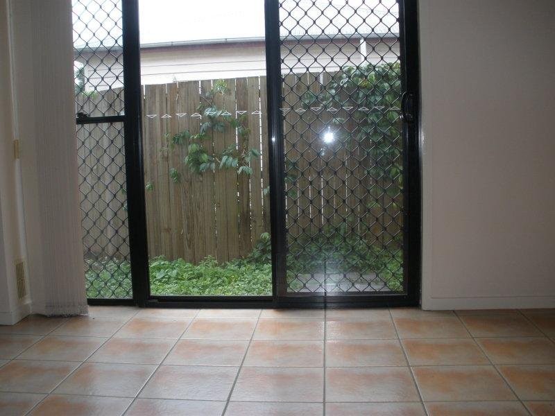 UNIT 4 / 10 Rolle Street, Holland Park West QLD 4121