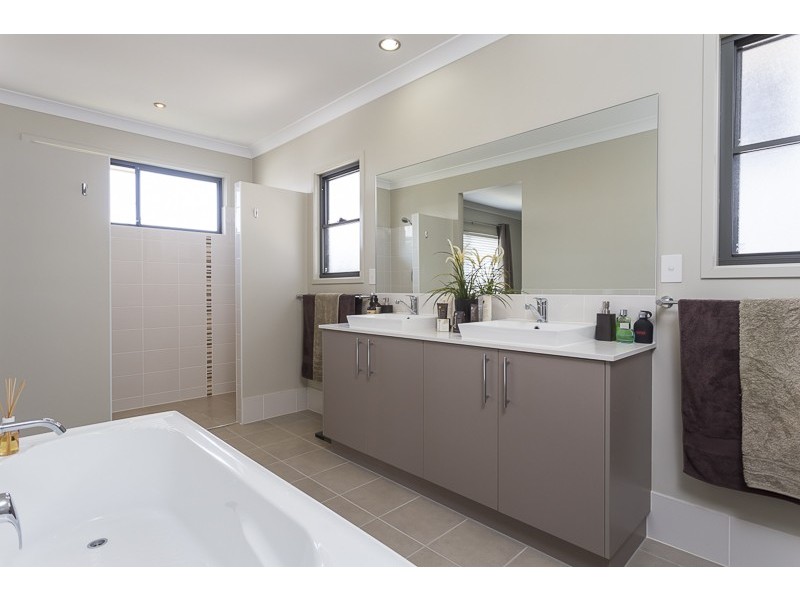 19 Cascades St, Springfield Lakes QLD 4300