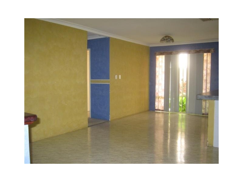 4 Aroona Way, Maddington WA 6109