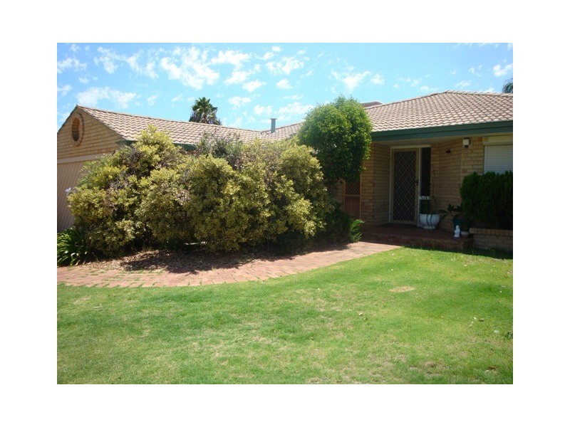 19 Forest Lakes Drive, Thornlie WA 6108