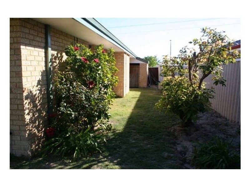 19 Forest Lakes Drive, Thornlie WA 6108