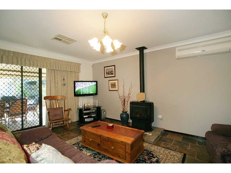 37 Discovery Drive, Thornlie WA 6108