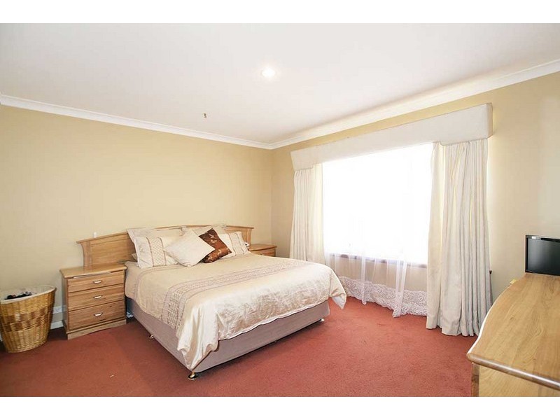 61 Forest Lakes Drive, Thornlie WA 6108