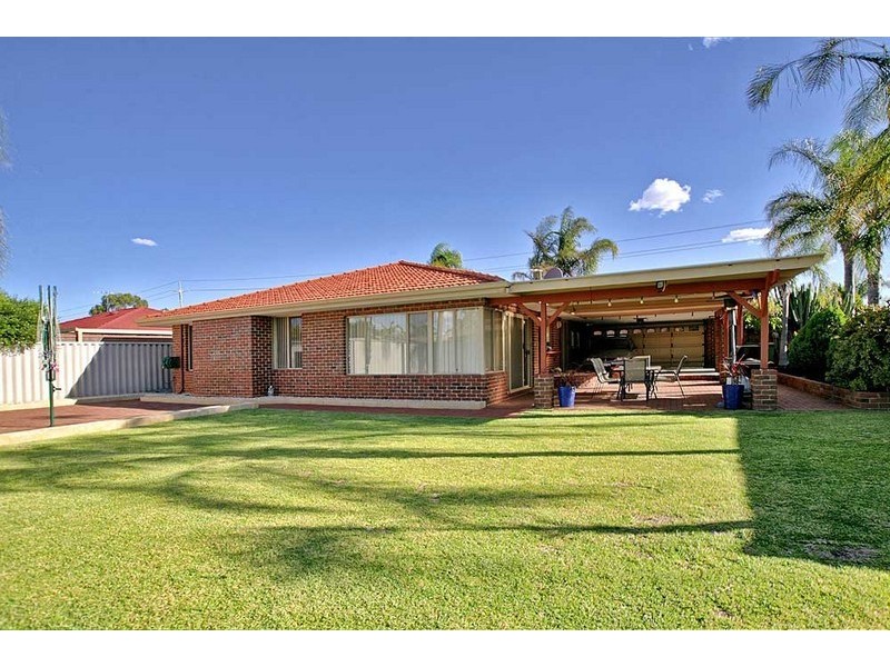 61 Forest Lakes Drive, Thornlie WA 6108