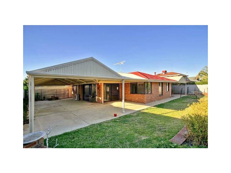 10 Bulrush Drive, Bibra Lake WA 6163