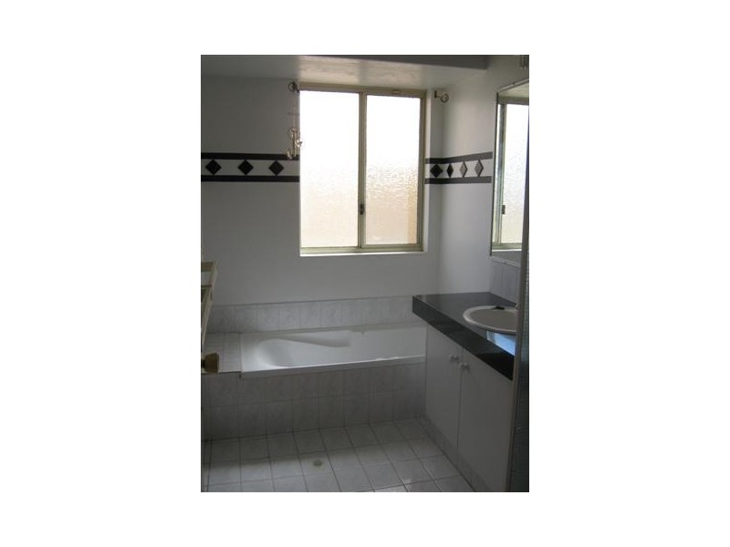 4 Aroona Way, Maddington WA 6109