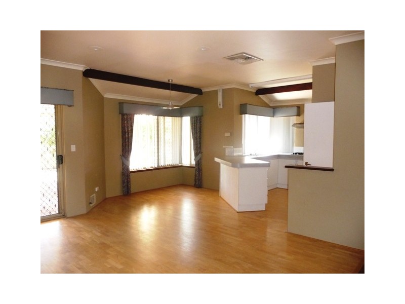 19 Forest Lakes Drive, Thornlie WA 6108