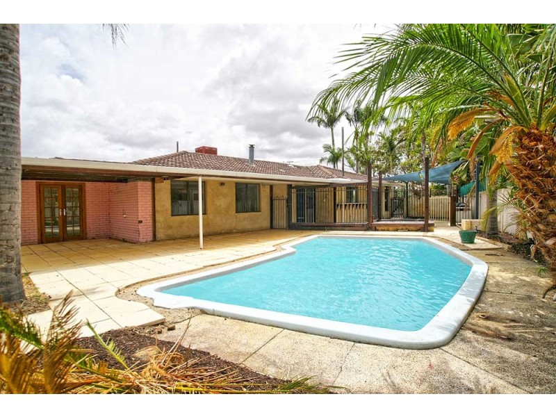 10  Leone Street, Thornlie WA 6108