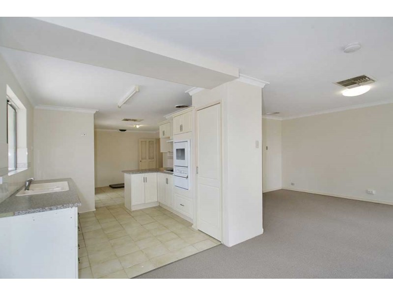 10  Leone Street, Thornlie WA 6108