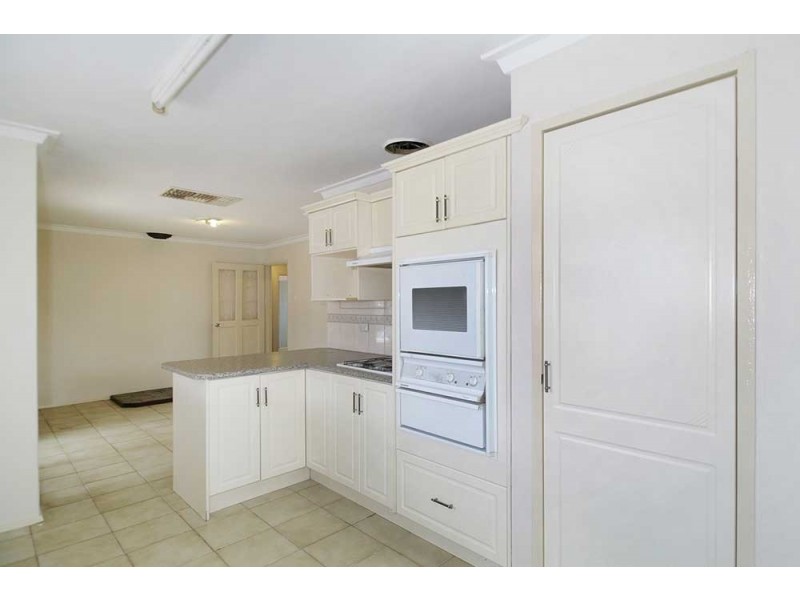 10  Leone Street, Thornlie WA 6108