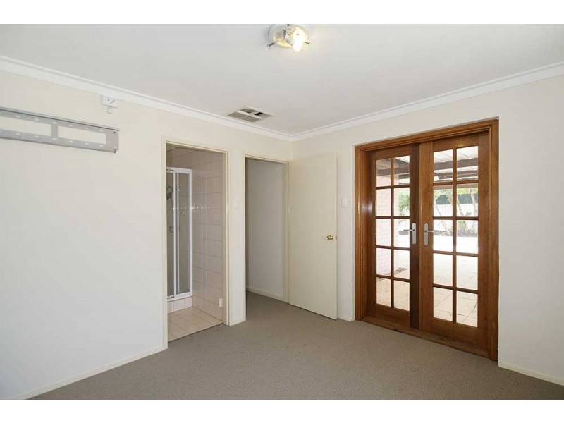 10  Leone Street, Thornlie WA 6108