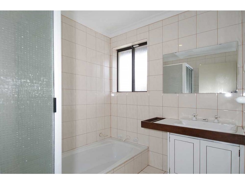 10  Leone Street, Thornlie WA 6108