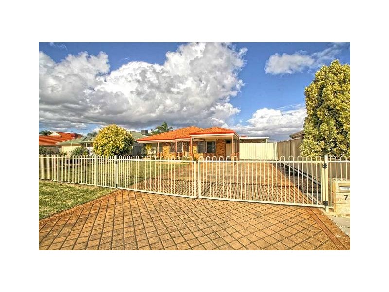 7 Bindoon Loop, Huntingdale WA 6110