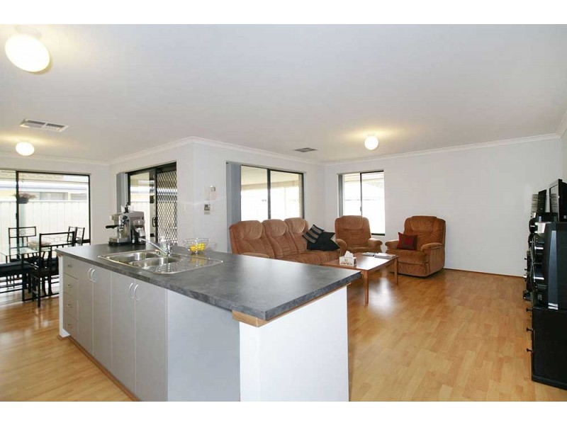 8  Glasgow Way, Seville Grove WA 6112