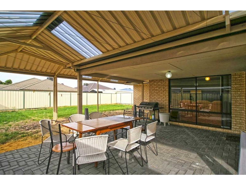 8  Glasgow Way, Seville Grove WA 6112