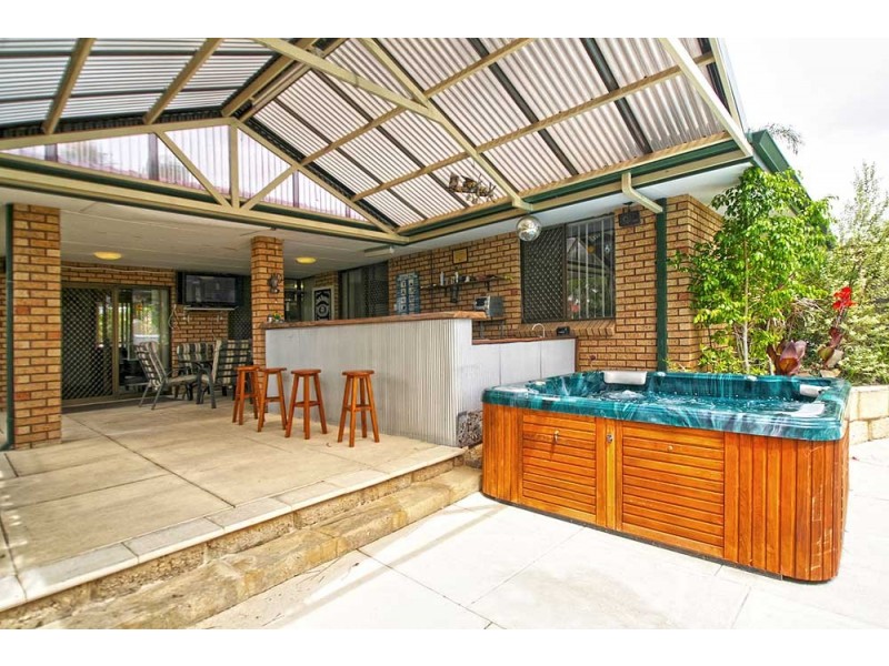 7 Ambassador Court, Thornlie WA 6108
