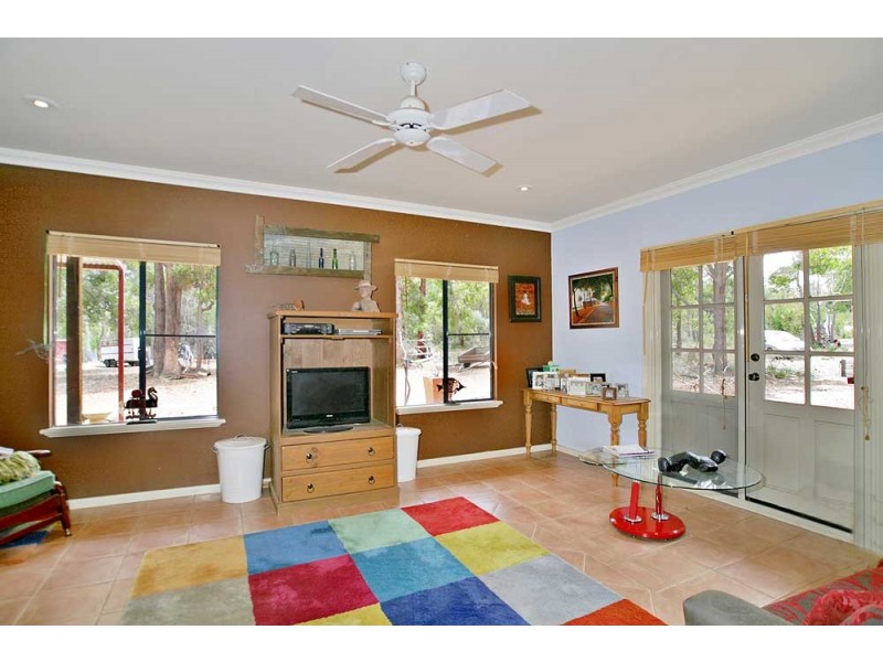 4 Robinson Road, Roleystone WA 6111