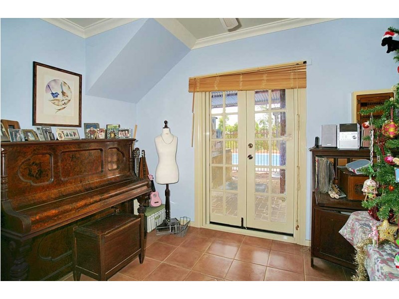 4 Robinson Road, Roleystone WA 6111