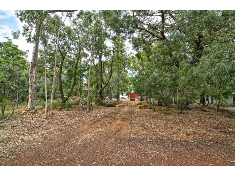 4 Robinson Road, Roleystone WA 6111