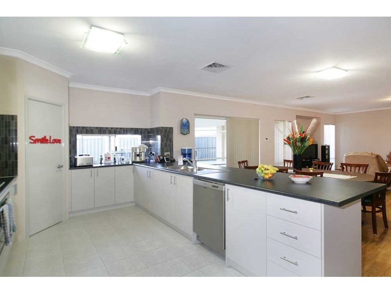 11 Barrington Avenue, Champion Lakes WA 6111