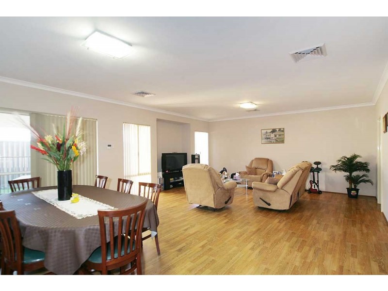 11 Barrington Avenue, Champion Lakes WA 6111