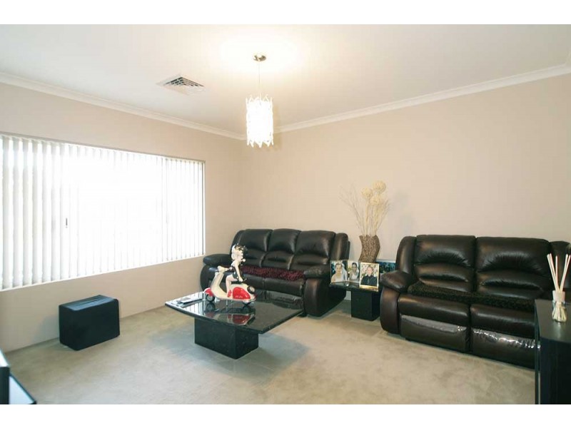 11 Barrington Avenue, Champion Lakes WA 6111