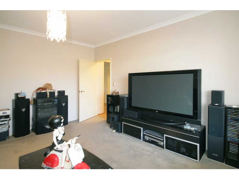 11 Barrington Avenue, Champion Lakes WA 6111