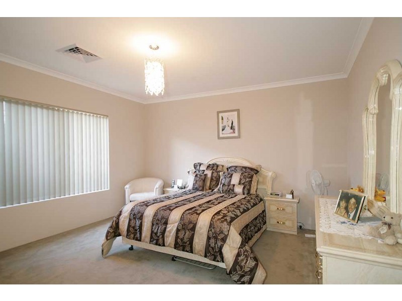 11 Barrington Avenue, Champion Lakes WA 6111