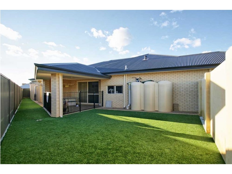 11 Barrington Avenue, Champion Lakes WA 6111