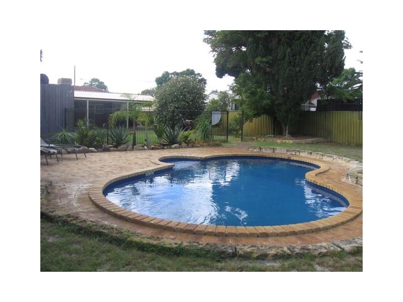 4 Charlton Place, Thornlie WA 6108