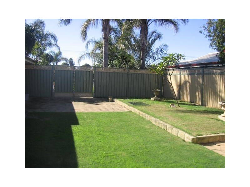 4 Hampton Court, Thornlie WA 6108