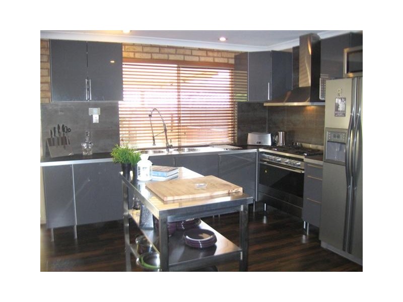 20 Honeysuckle Place, Thornlie WA 6108