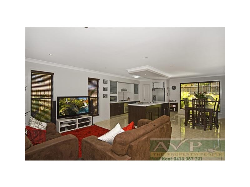 8 Long Island Drive, Windaroo QLD 4207